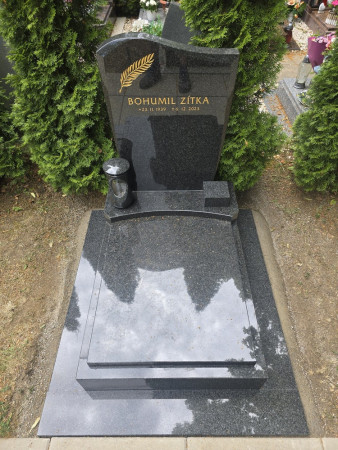 Urnový hrob Impala s chodníkem.jpg